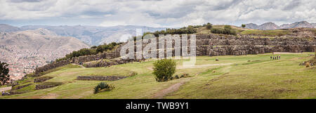 Ruines incas de Sacsayhuaman dans la ville de Cusco au Pérou, vue panoramique. Des rochers géants Banque D'Images