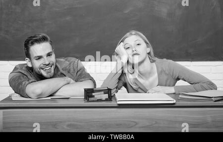 Étudier au collège ou à l'université. Faire une demande de programme libre. Deux amis student university. Les questions de la vie étudiante. Guy et fatigué ou étudiant paresseux se pencher sur 24 en classe. L'ennui. Banque D'Images