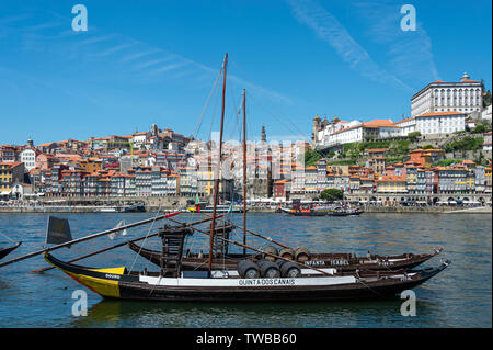 Port bateaux Rabelos Taditional baril sur le Rio Douro à Porto dans l'arrière-plan