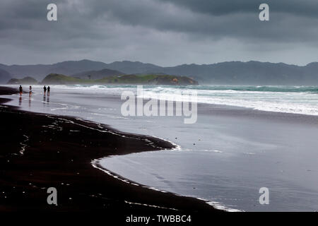 Hot Water Beach (Plage), de l'océan, île du Nord Kawhia, Nouvelle-Zélande Banque D'Images