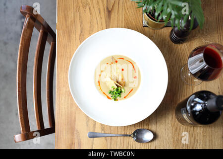 La soupe. Soupe aux légumes blanc velours de fromage parmesan. Banque D'Images