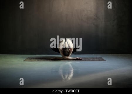 Woman practicing yoga, exercice, Malasana Garland faire poser. Banque D'Images