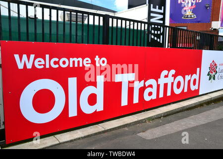 Panneau de bienvenue au club de cricket du Lancashire, Old Trafford, Manchester. 2019 L'International Cricket Council (ICC) Coupe du Monde de Cricket est organisé par l'Angleterre et du Pays de Galles du 30 mai au 14 juillet 2019. Six matchs ont lieu à Old Trafford, Manchester, plus qu'à tout autre endroit. Banque D'Images