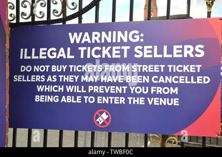 Inscription des vendeurs de billets d'avertissement à l'entrée de l'ICC Cricket World Cup 2019 au Club de Cricket du Lancashire, Old Trafford, Manchester. 2019 L'International Cricket Council (ICC) Coupe du Monde de Cricket est organisé par l'Angleterre et du Pays de Galles du 30 mai au 14 juillet 2019. Six matchs ont lieu à Old Trafford, Manchester, plus qu'à tout autre endroit. Banque D'Images