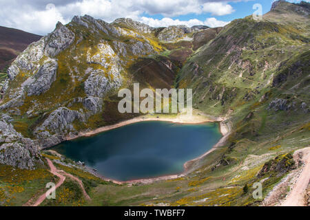 Cueva lac glaciaire dans le parc national de Somiedo, Asturies, Espagne. Saliencia Lacs de montagne. Vue de dessus de la vue. Genista occidentalis yellow f Banque D'Images