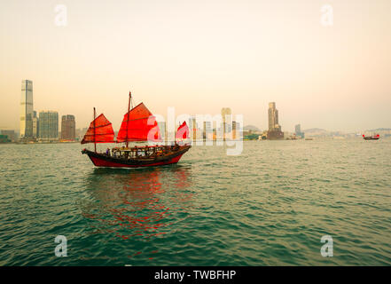 Le port de Hong Kong et skyline, jonque rouge voile à l'avant-plan Banque D'Images