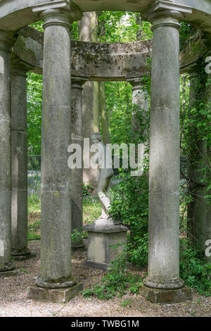 Temple de Diane classique dans les jardins boisés de Renishaw Hall, Derbyshire, Royaume-Uni Banque D'Images