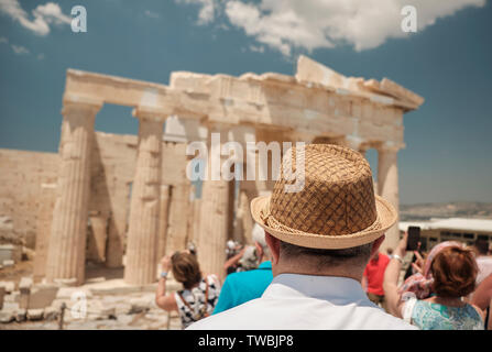 Old man hat 60s à l'ancienne au célèbre temple de l'Acropole, dans une journée ensoleillée dans la capitale de la Grèce - Athènes - Voyage d Banque D'Images