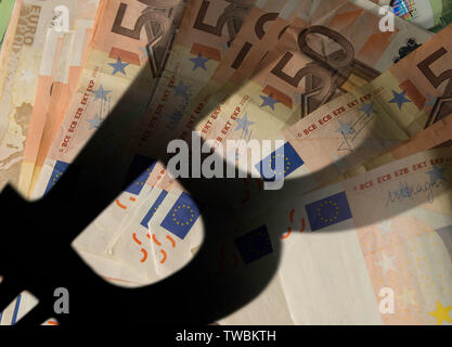 Une ombre sur euro billnotes bitcoin Banque D'Images