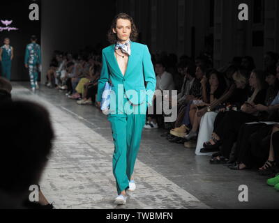 MILAN, ITALIE - 17 juin : Les modèles défilent le podium pour Miguel Vieira Milan fashion show Men's Fashion Week le 17 juin 2019 à Milan. Banque D'Images