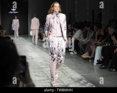 MILAN, ITALIE - 17 juin : Les modèles défilent le podium pour Miguel Vieira Milan fashion show Men's Fashion Week le 17 juin 2019 à Milan. Banque D'Images