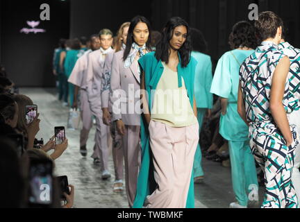 MILAN, ITALIE - 17 juin : Les modèles défilent le podium pour Miguel Vieira Milan fashion show Men's Fashion Week le 17 juin 2019 à Milan. Banque D'Images