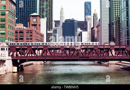 Ville de Chicago Downtown train métro ponts et river, Illinois, États-Unis Banque D'Images