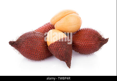 Salak Salacca zalacca fruits, isolé sur fond blanc Banque D'Images