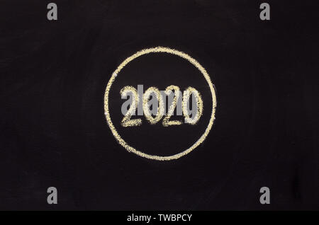 En 2020 l'écriture à la craie sur fond noir rond, panorama, copy space Banque D'Images