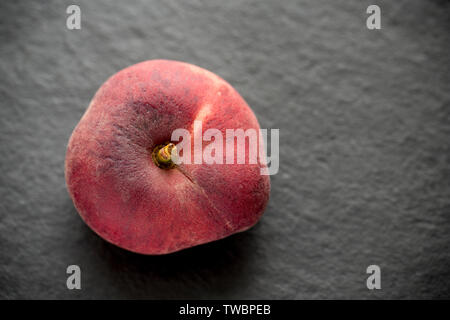 Une télévision peach importés d'Espagne et acheté dans un supermarché au Royaume-Uni. Photographié sur un fond sombre de l'ardoise. England UK GO Banque D'Images