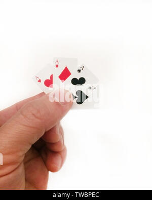 Hand holding tiny cartes : Quatre As Banque D'Images