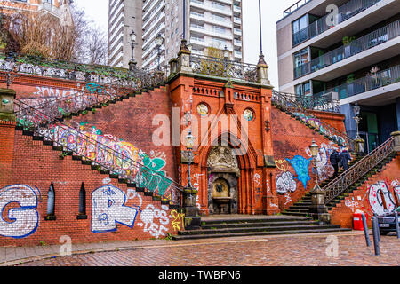 Le Kohlbrandtreppe, un escalier ornemental avec une fontaine et d'aujourd'hui fortement graffitied, sur Carsten-Rehder-Strasse à Hambourg, Allemagne. Janvier 2019. Banque D'Images