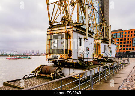 Grues sur le port de Hambourg vieux quai. St Pauli, Hambourg, Allemagne. Janvier 2019. Banque D'Images