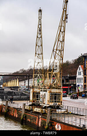 Grues sur le port de Hambourg vieux quai. St Pauli, Hambourg, Allemagne. Janvier 2019. Banque D'Images