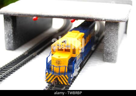 Model Railroad train sur les voies passe par le logement de l'Alaska (neige) Banque D'Images