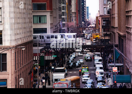 Vue de dessus de la rue et de la ville de métro de Chicago, Illinois, États-Unis Banque D'Images