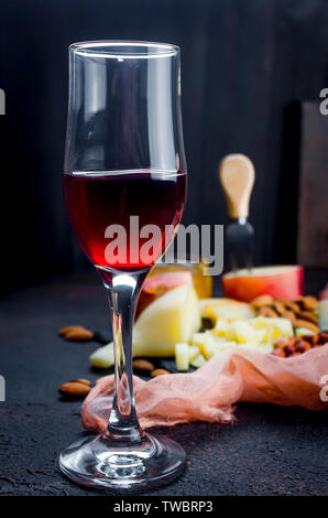 Un assortiment de fromage fait maison, du provolone pâte filée dans diverses formes et tailles sur le fond de bois, cochon, suluguni, Caciocavallo avec tomates a Banque D'Images