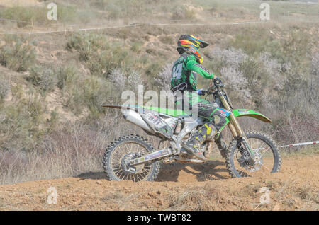 L'Espagne de cross country. (941) nombre de motocyclistes, avec sa moto kawasaki pendant la course. Journée ensoleillée à Guadalajara (Espagne) Banque D'Images