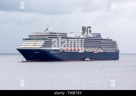 Le bateau de croisière Zuiderdam ancré à Stornoway, Isle Of Lewis, Western Isles, îles Hébrides, Ecosse, Royaume-Uni Banque D'Images