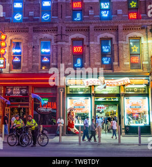 Fans de la NFL et les touristes marcher le long de Broadway et des enseignes au néon éclairé la nuit à Broadway au cours de NFL 2019 Nashville Tennessee USA. Banque D'Images