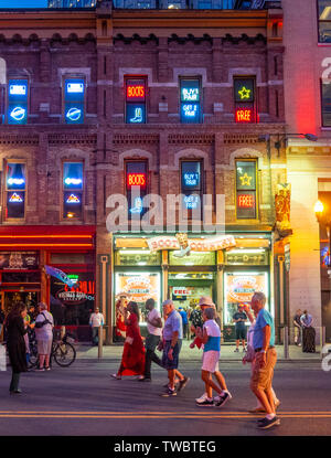 Fans de la NFL et les touristes marcher le long de Broadway et des enseignes au néon éclairé la nuit à Broadway au cours de NFL 2019 Nashville Tennessee USA. Banque D'Images