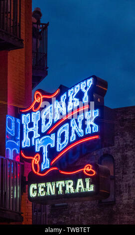 Restaurant bar et salle de concert Honky Tonk néon Central éclairé la nuit à Nashville Tennessee USA Broadway. Banque D'Images