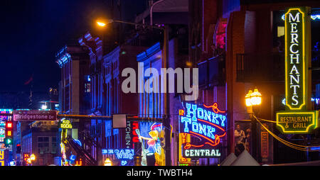 Restaurants bars et salles de concert enseignes éclairées la nuit à Nashville Tennessee USA Broadway. Banque D'Images