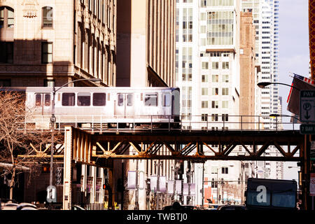 Metro passant sur le pont dans la ville de Chicago, Illinois, USA Banque D'Images