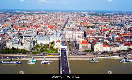 Image aérienne de la statue de la liberté de Budapest, Hongrie, avec une vue générale de la ville à la lumière du matin. Banque D'Images