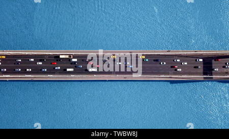 Vue aérienne du haut vers le bas - le trafic sur le pont Elisabeth, Budapest, Hongrie. Banque D'Images