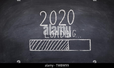 Pour l'année 2020 Chargement nouveau sur chalk board, panorama, copy space Banque D'Images