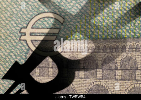 Une ombre sur euro billnotes bitcoin Banque D'Images