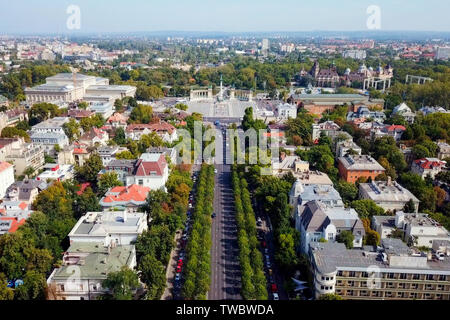 Place des héros (Hosok Tere) de Budapest, Hongrie - vue aérienne le long du boulevard Andrassy. Banque D'Images