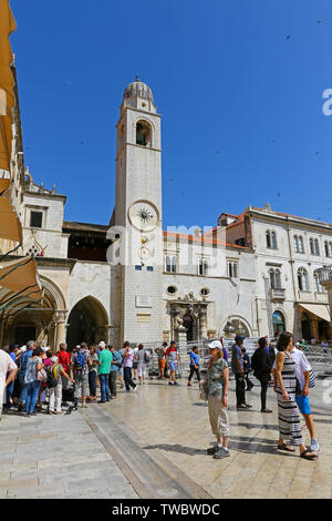 La Tour de l'horloge, Gradski zvinik, au bout du Stradun sur la place de la Loggia dans le centre historique de la vieille ville de Dubrovnik, Croatie Banque D'Images