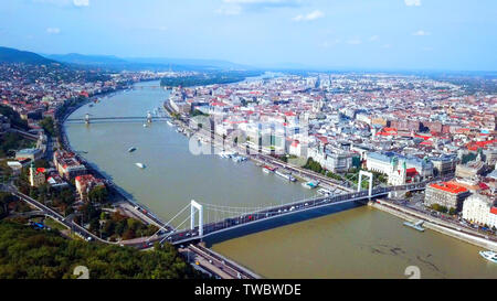 Image aérienne de la statue de la liberté de Budapest, Hongrie, avec une vue générale de la ville à la lumière du matin. Banque D'Images