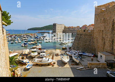 Le port et le vieux port et le Fort de St Jean avec les murs de la ville, Dubrovnik, Croatie Banque D'Images