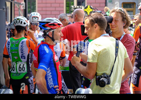 L'équipe de Davide Rebellin Meridiana Kamen interviewée par RTV SLO avant le départ du Tour de France étape une race, Ljubljana, Slovénie - Juin Banque D'Images