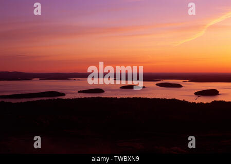 Lever du soleil sur la baie Frenchman de Cadillac Mountain dans l'Acadia National Park, Maine USA. Banque D'Images