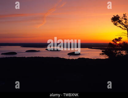 Lever du soleil sur la baie Frenchman de Cadillac Mountain dans l'Acadia National Park, Maine USA. Banque D'Images