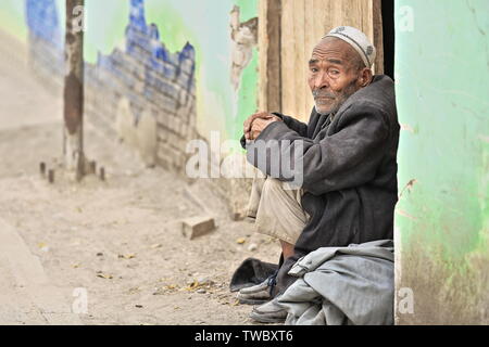 Côté regardant Uyghur vieux homme assis sur un marché de lintel-bétail-Hotan-Xinjiang-Chine-0157 Banque D'Images