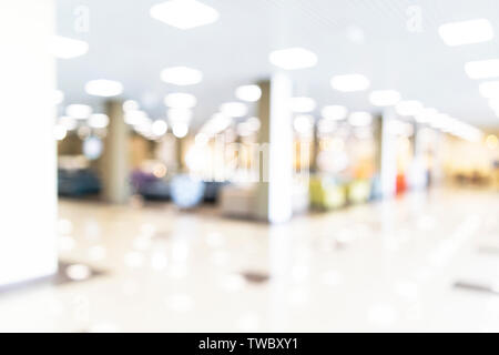 Flou artistique d'arrière-plan flou flou de hall d'exposition du centre de congrès ou couloir. Business Trade Show blanc moderne architecture d'intérieur. Résumé b Banque D'Images