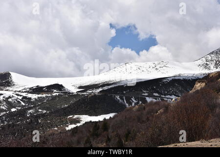 Plateau paysage le long de la Route Nationale 318 de l'autoroute Sichuan-Tibet en avril 2019. Banque D'Images