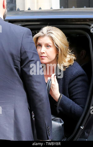 Le secrétaire d'État à la défense et Ministre des femmes et des égalités Penny Mordaunt arrive à Downing Street pour assister à la réunion hebdomadaire du Cabinet. Banque D'Images