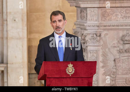 Le roi Felipe VI d'Espagne parle pendant l'Imposition des décorations de l'Ordre du Mérite Civil au Palais Royal de Madrid. Banque D'Images